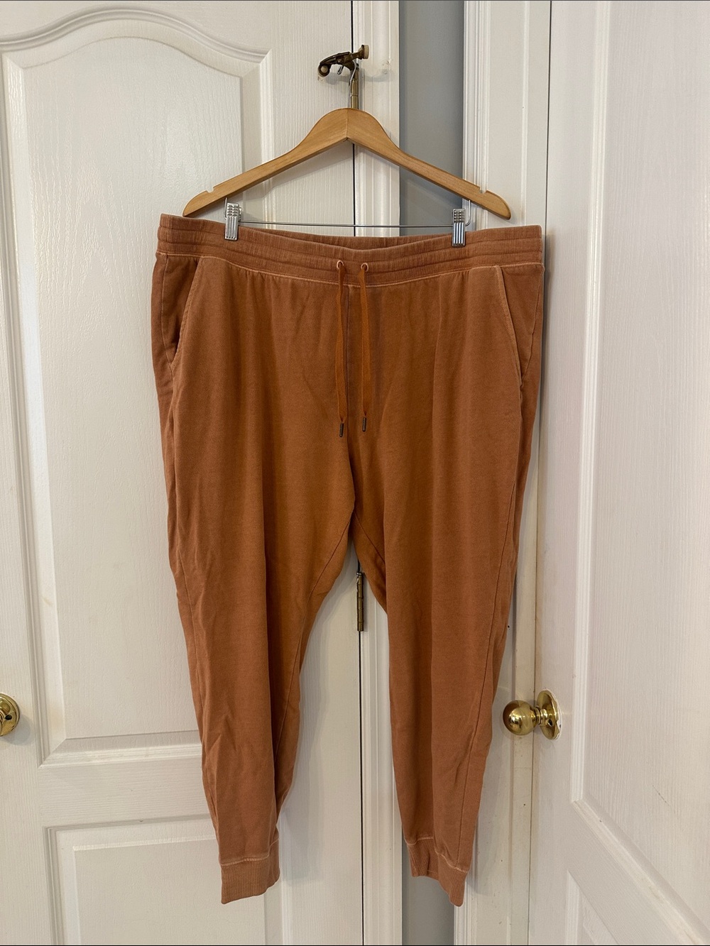 Old Navy Women’s Plus Size Drawstring Joggers in Rust Brown